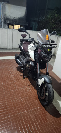 White Bajaj Dominar 400