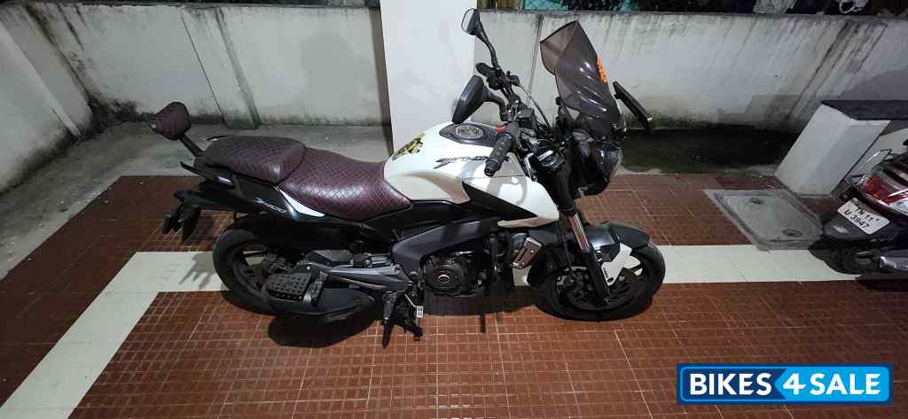 White Bajaj Dominar 400