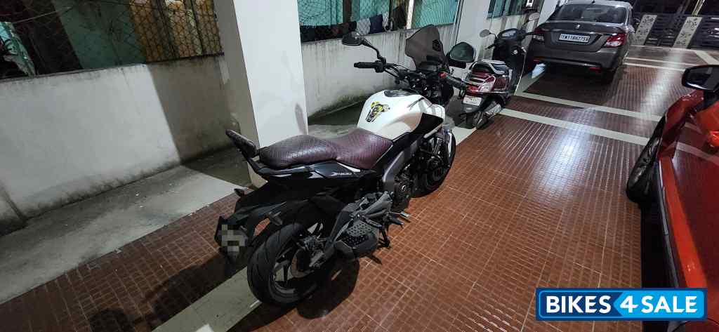 White Bajaj Dominar 400