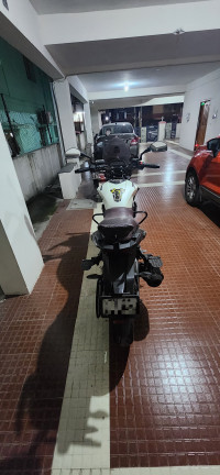 White Bajaj Dominar 400