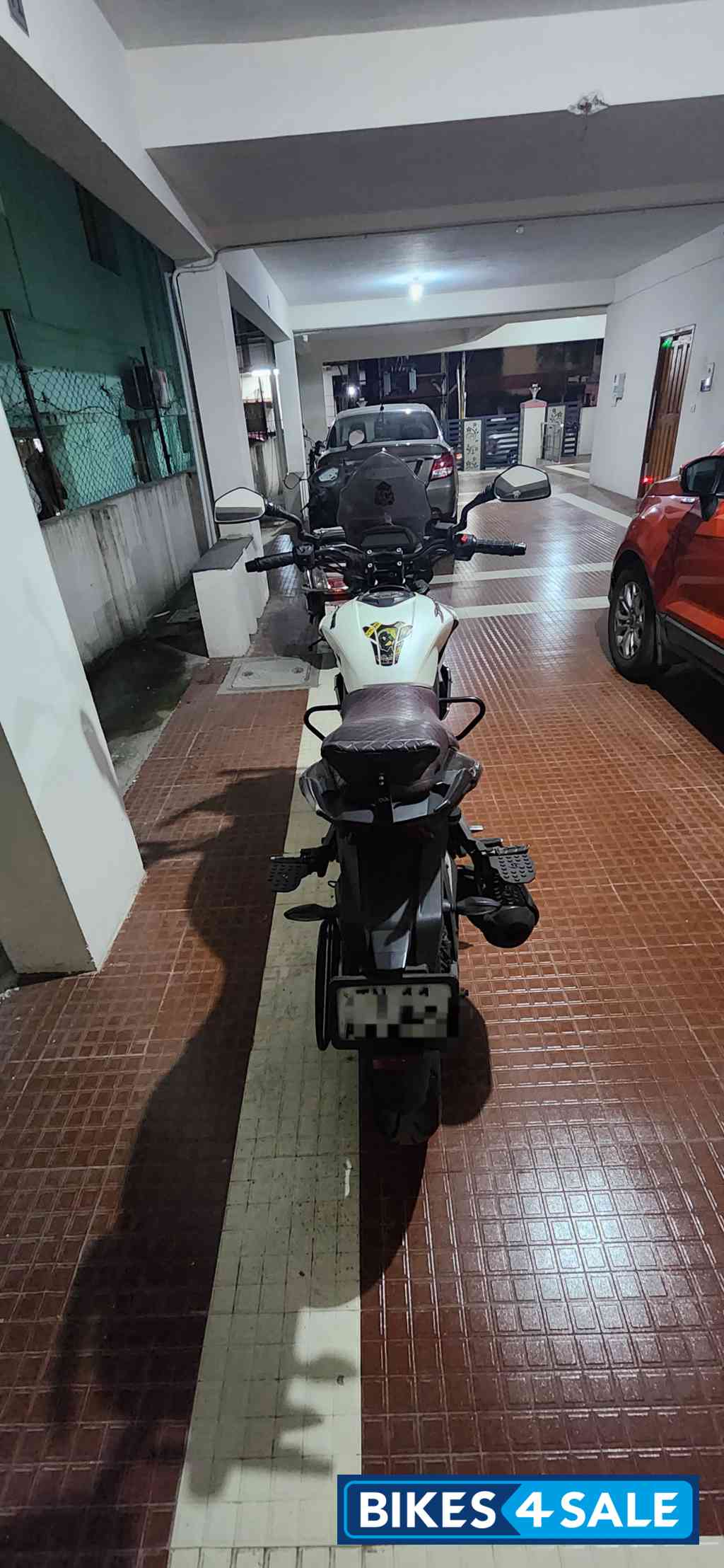 White Bajaj Dominar 400