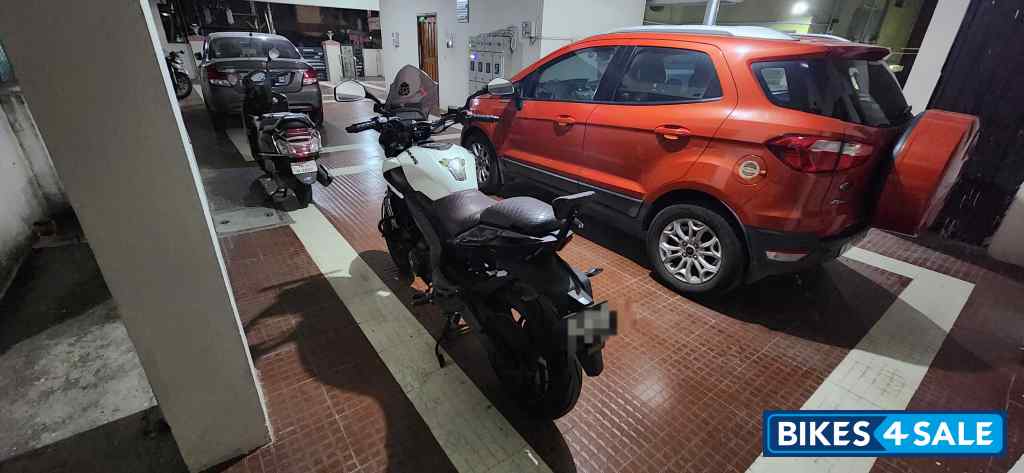 White Bajaj Dominar 400