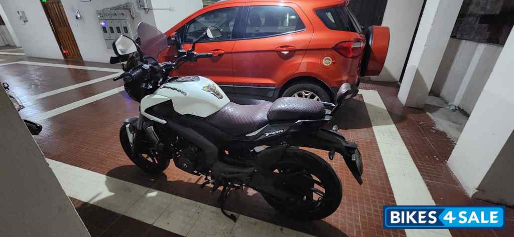 White Bajaj Dominar 400