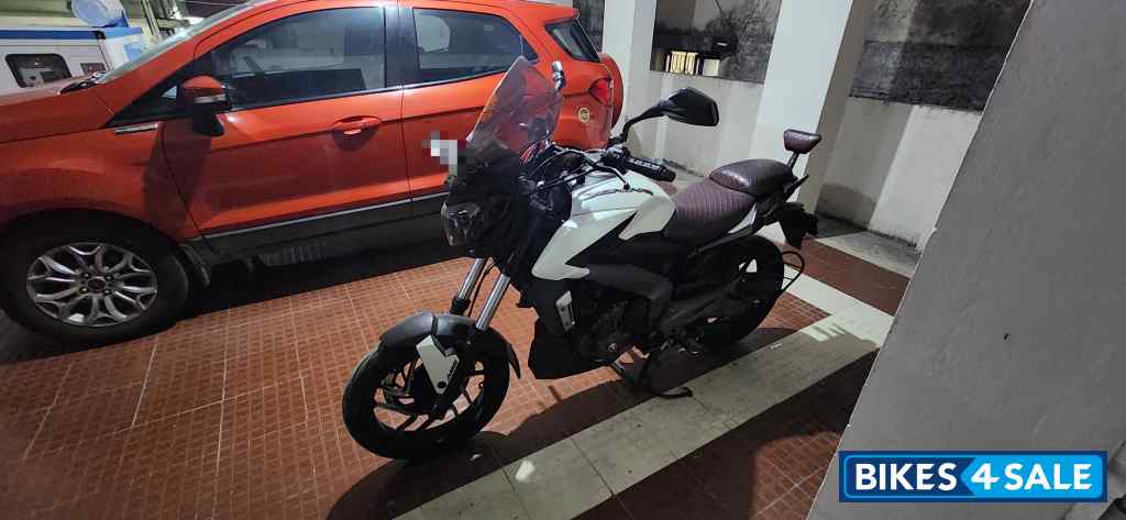 White Bajaj Dominar 400