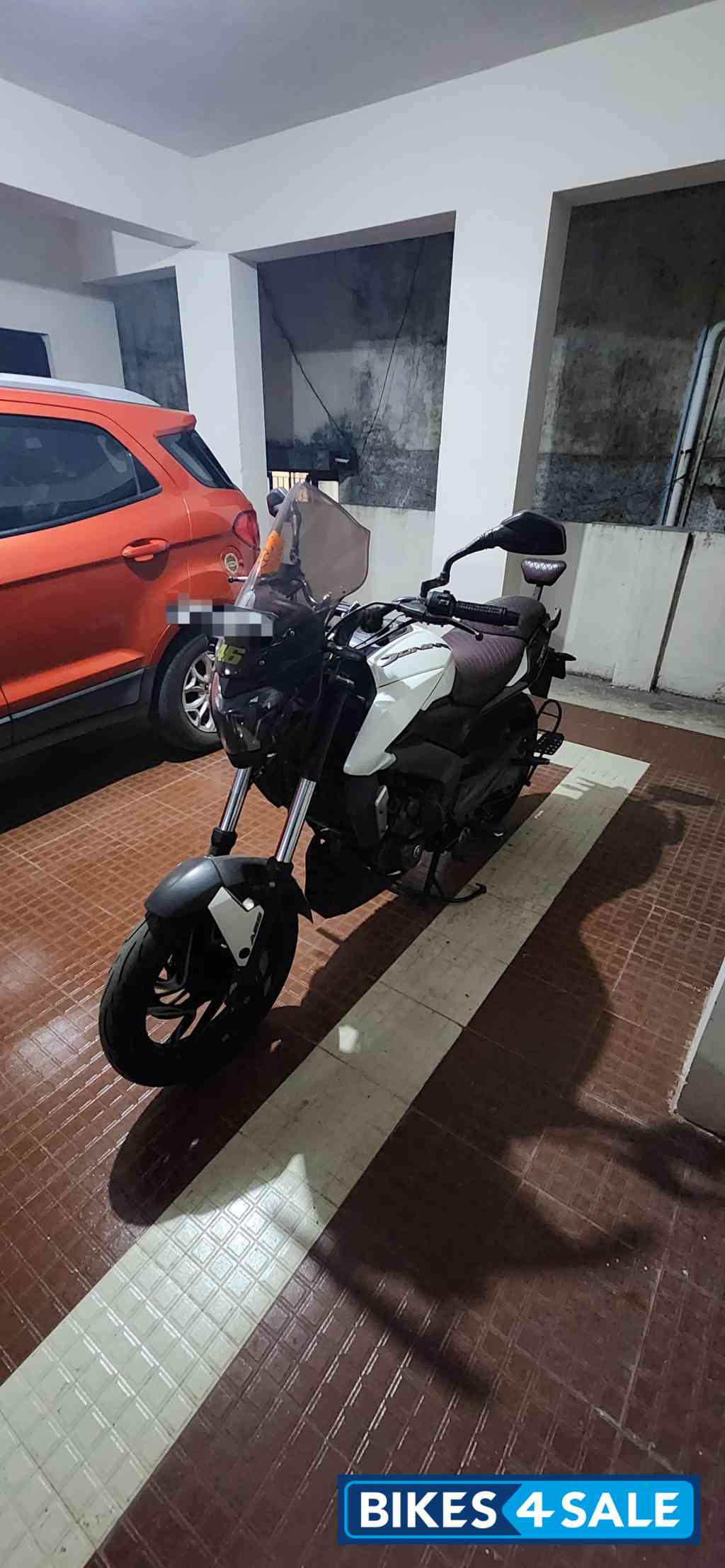 White Bajaj Dominar 400