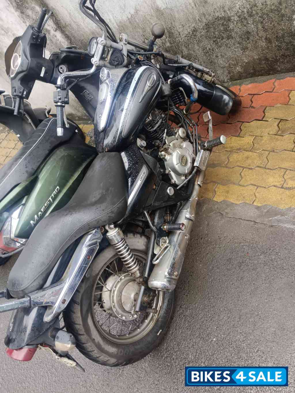 Black Bajaj Avenger Cruise 220