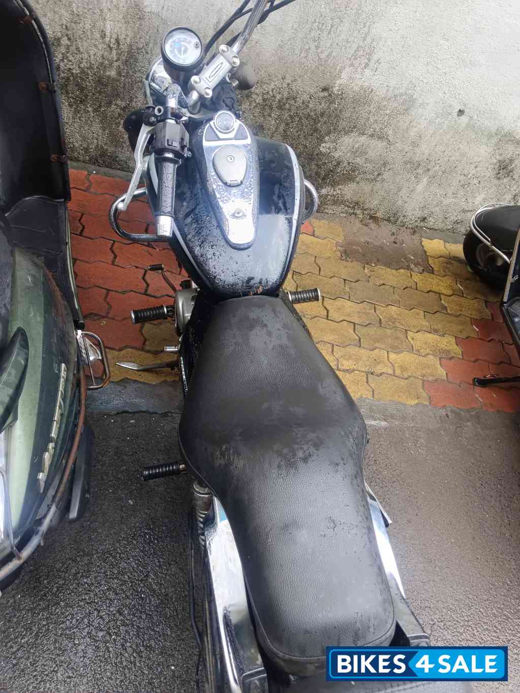 Black Bajaj Avenger Cruise 220