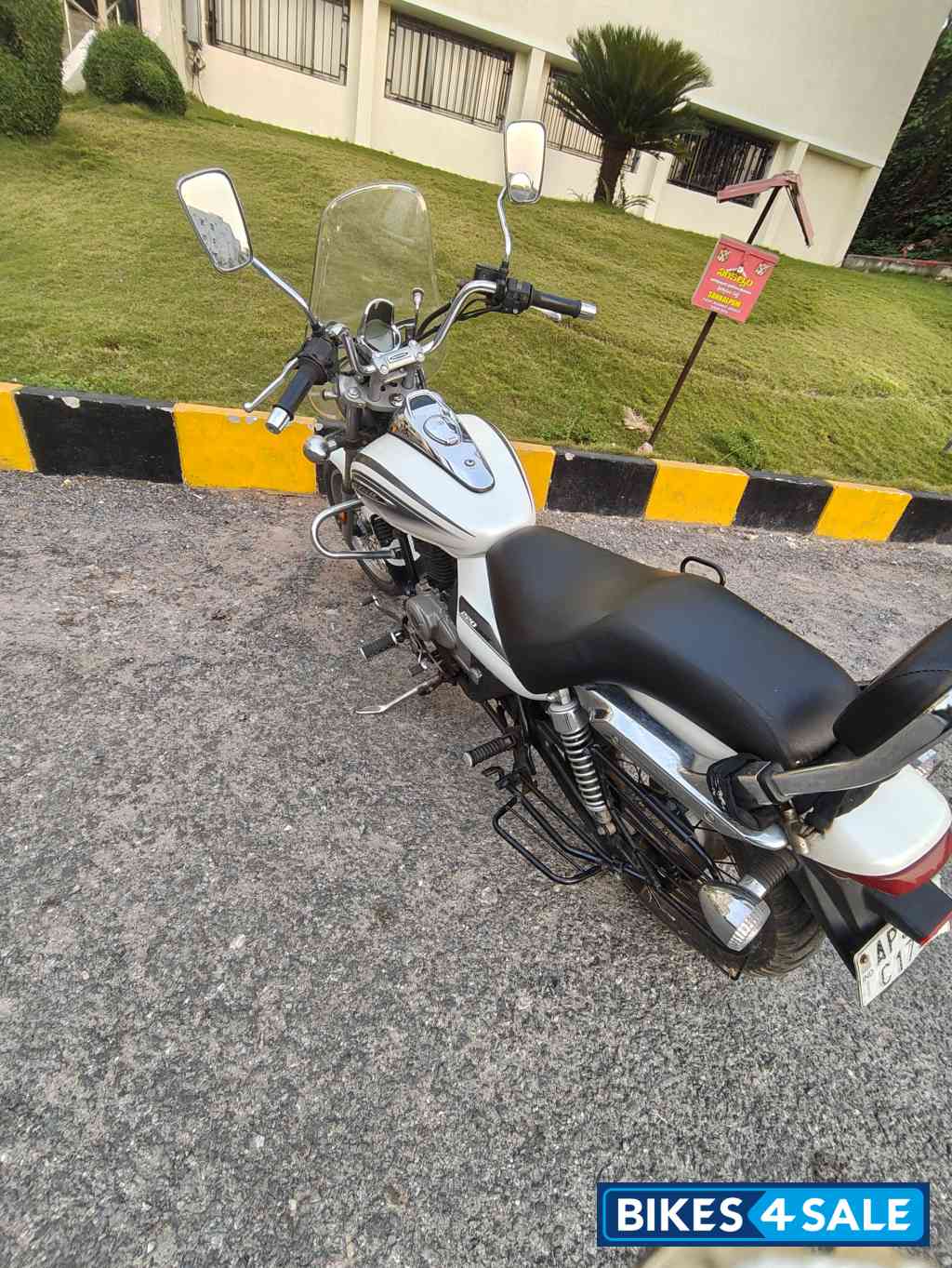 White Bajaj Avenger Cruise 220