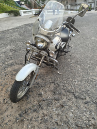 White Bajaj Avenger Cruise 220