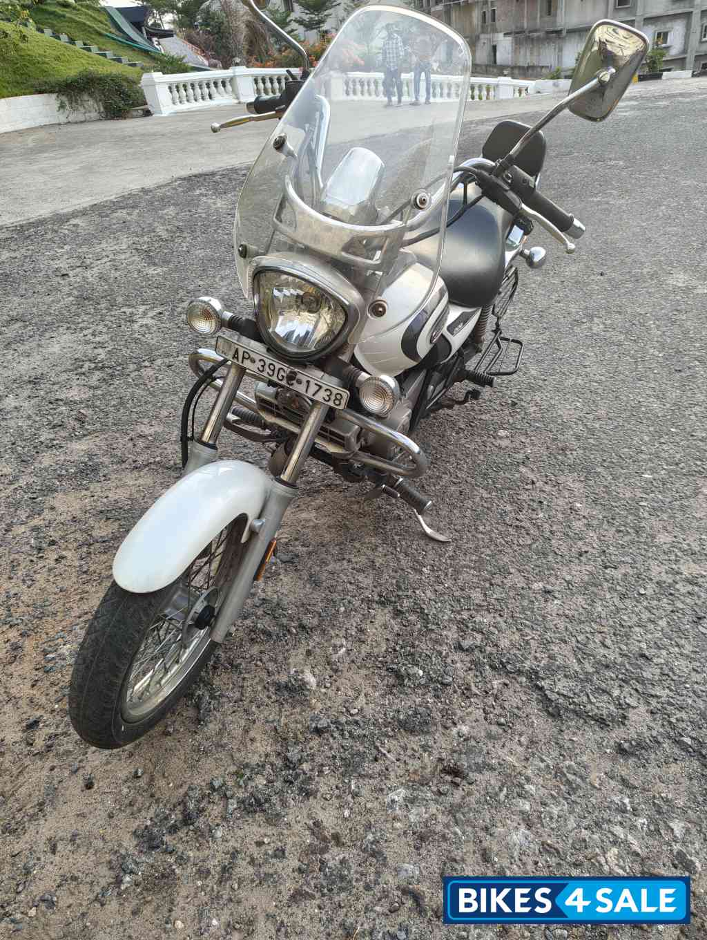 White Bajaj Avenger Cruise 220