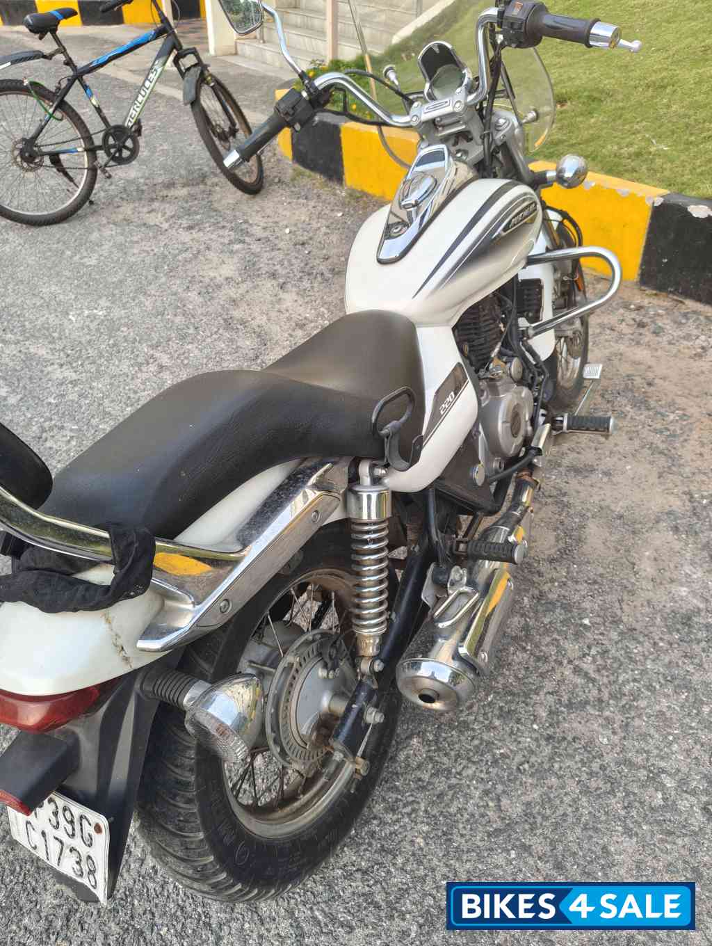 White Bajaj Avenger Cruise 220