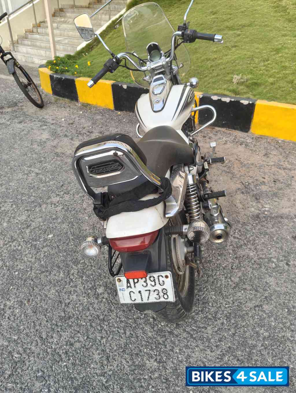 White Bajaj Avenger Cruise 220
