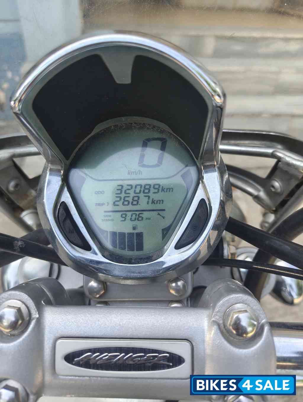 White Bajaj Avenger Cruise 220