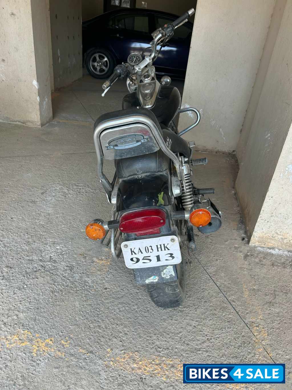 Black Bajaj Avenger 220 DTS-i