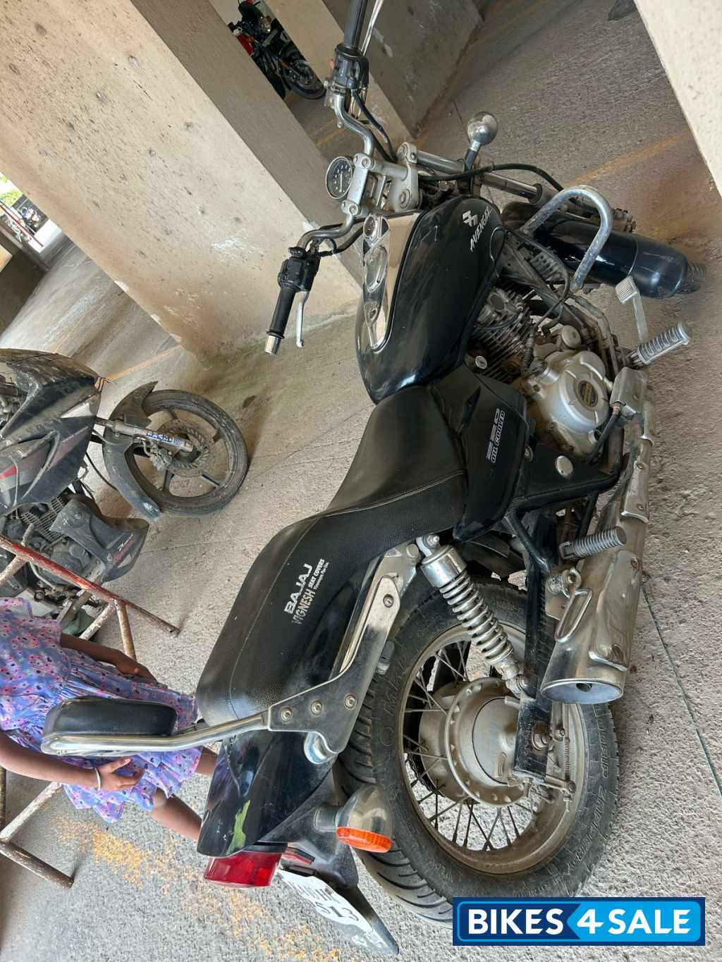 Black Bajaj Avenger 220 DTS-i
