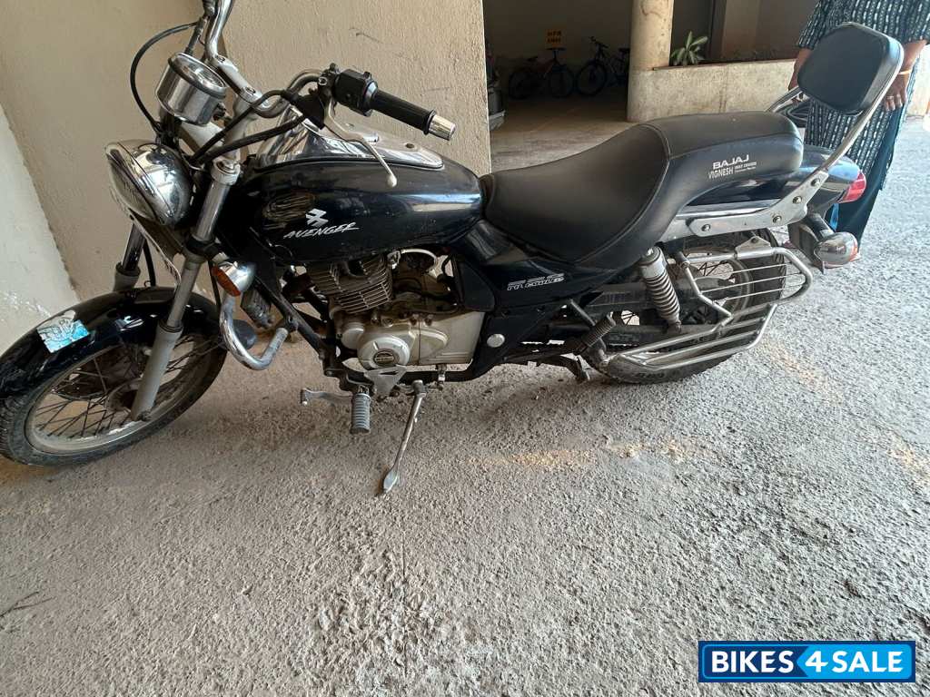 Black Bajaj Avenger 220 DTS-i