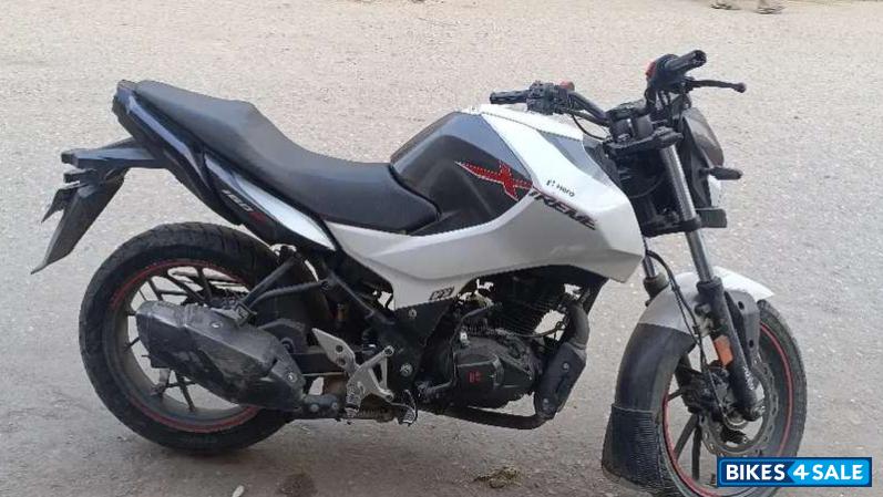 White Black Hero Xtreme 160R