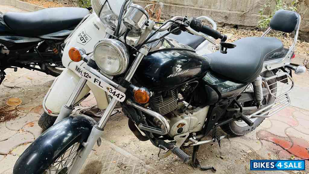 Black Bajaj Avenger 200 DTS-i
