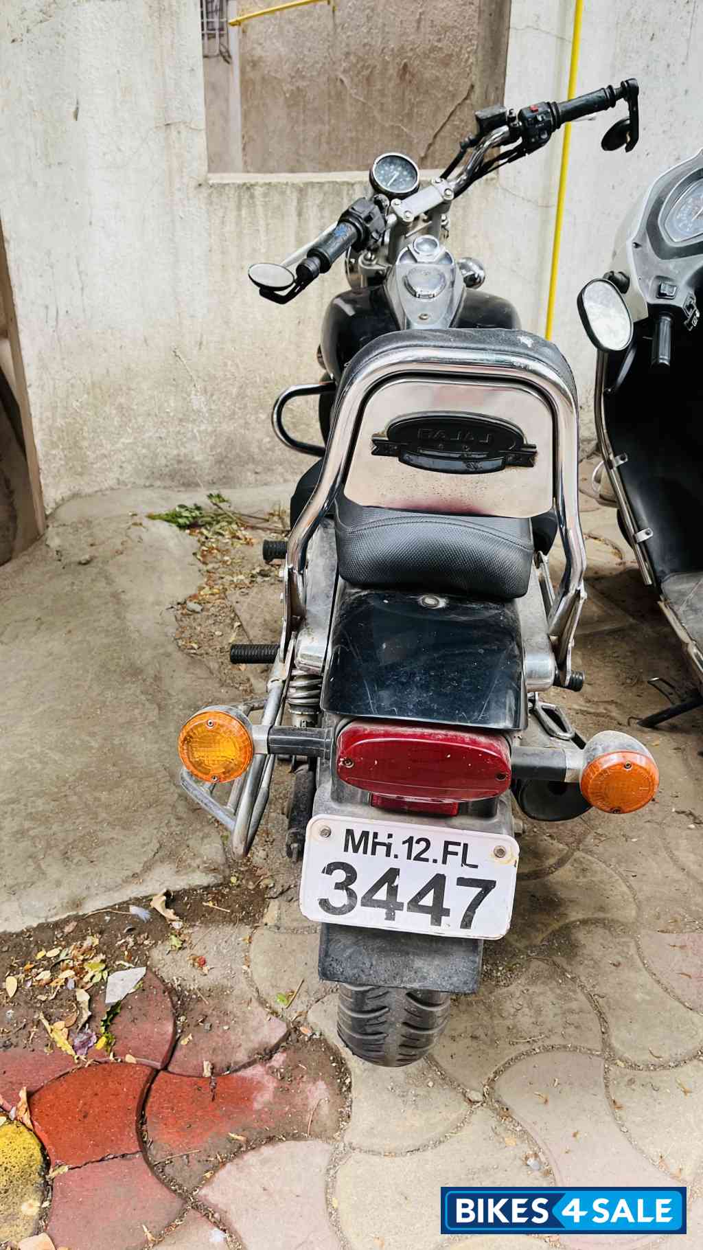 Black Bajaj Avenger 200 DTS-i