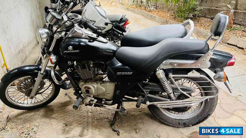 Black Bajaj Avenger 200 DTS-i