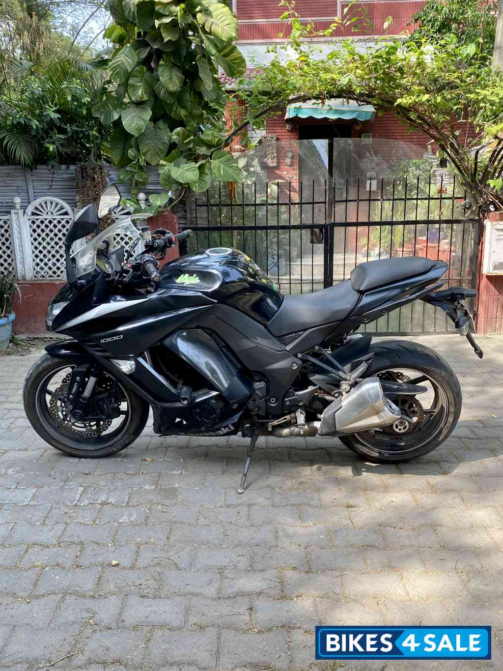 Black Kawasaki Ninja 1000