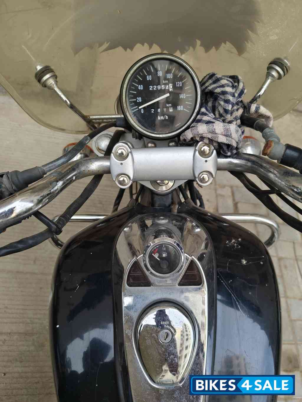 Black Bajaj Avenger 220 DTS-i