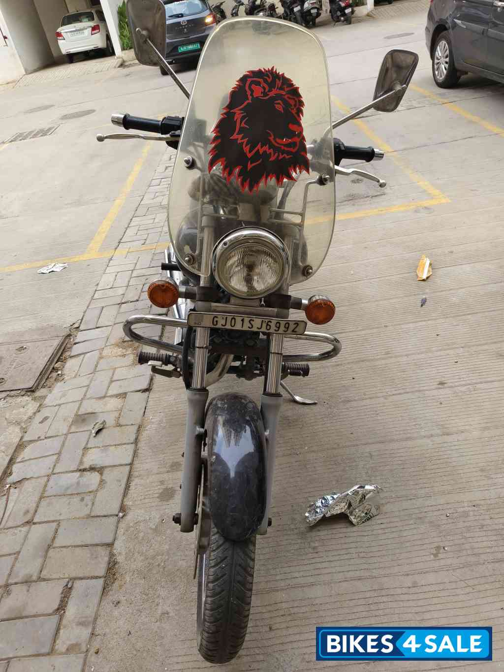 Black Bajaj Avenger 220 DTS-i