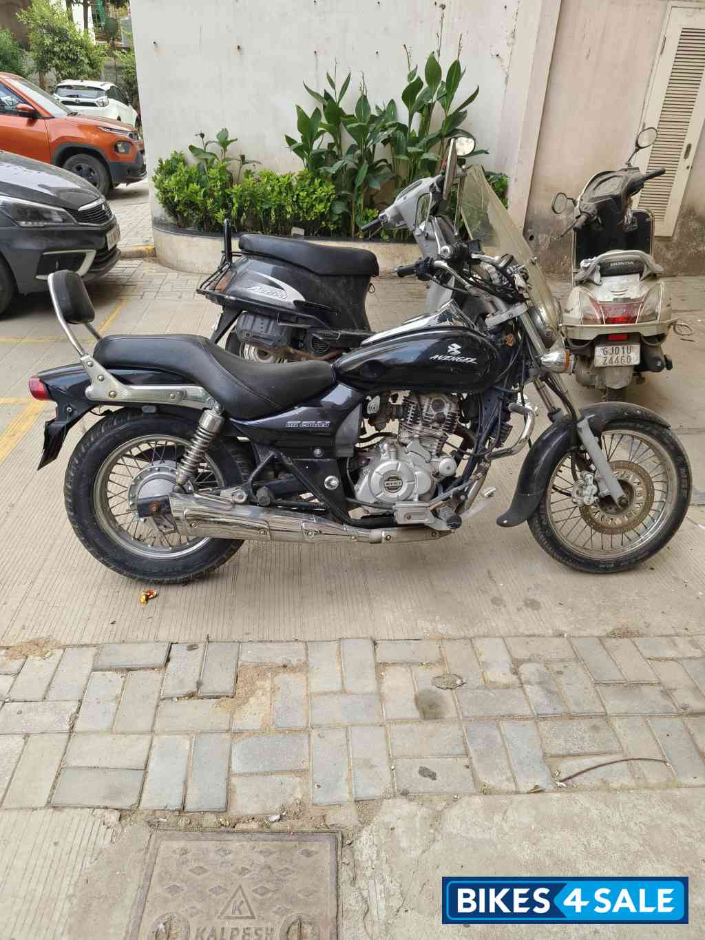 Black Bajaj Avenger 220 DTS-i