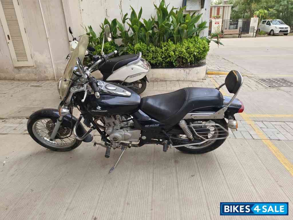 Black Bajaj Avenger 220 DTS-i