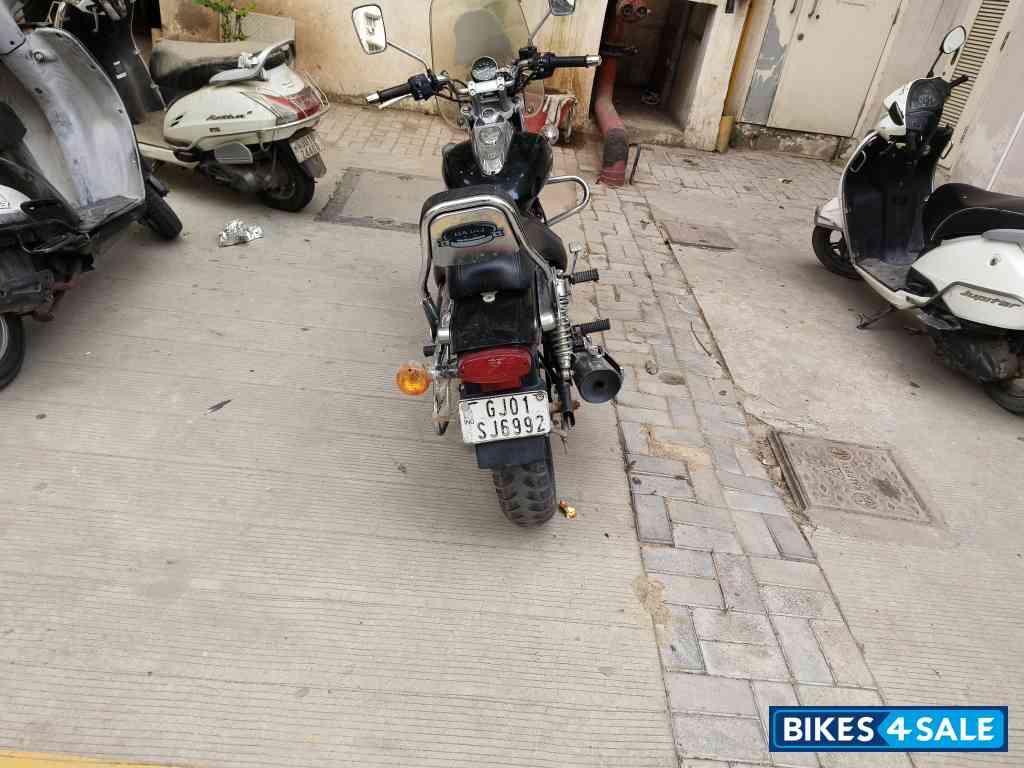 Black Bajaj Avenger 220 DTS-i