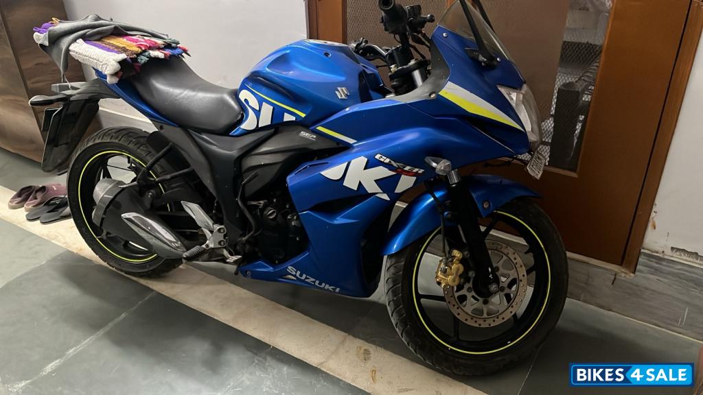 Blue Suzuki Gixxer SF