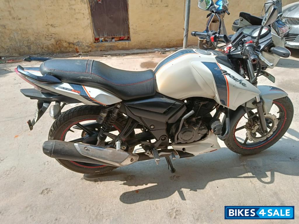 White TVS Apache RTR 160