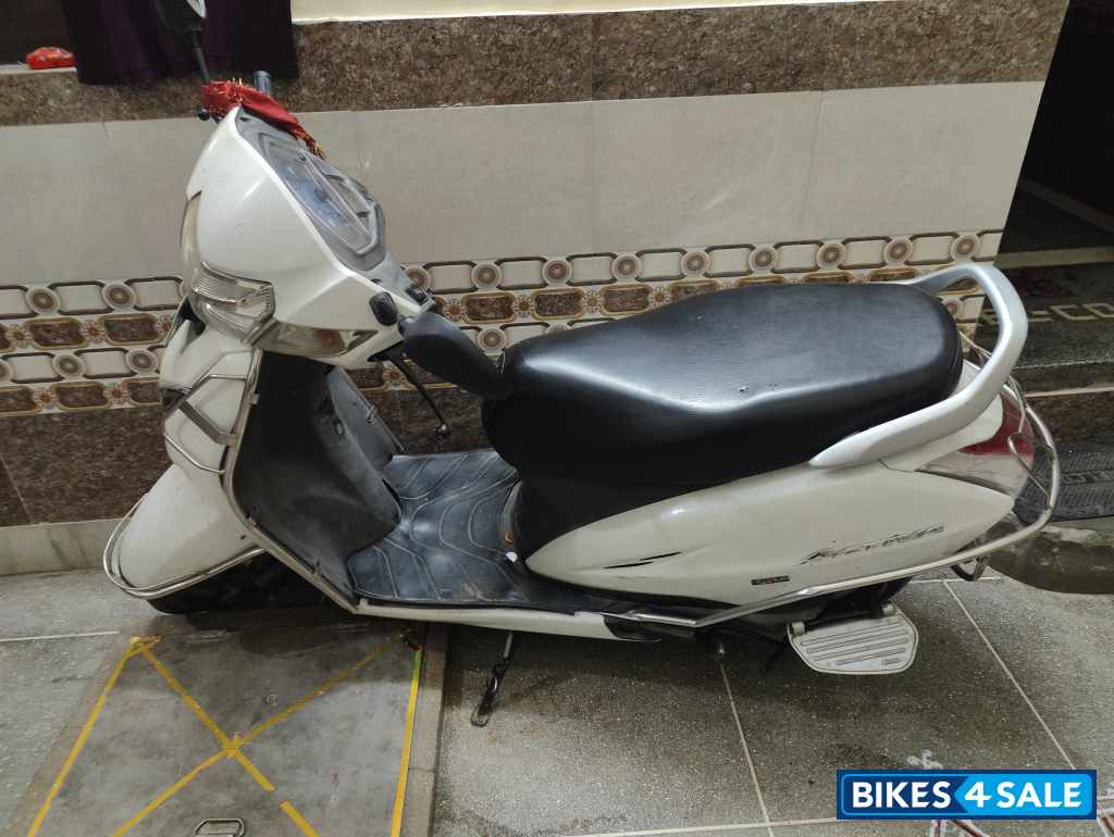 White Honda Activa 5G
