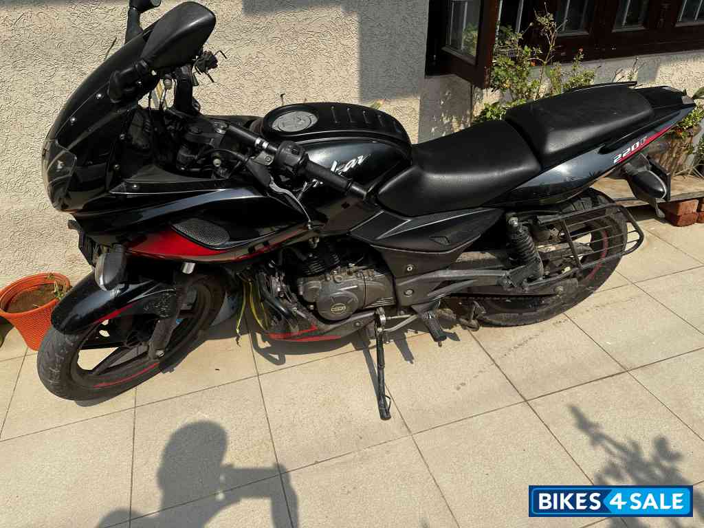 Bajaj Pulsar 220F