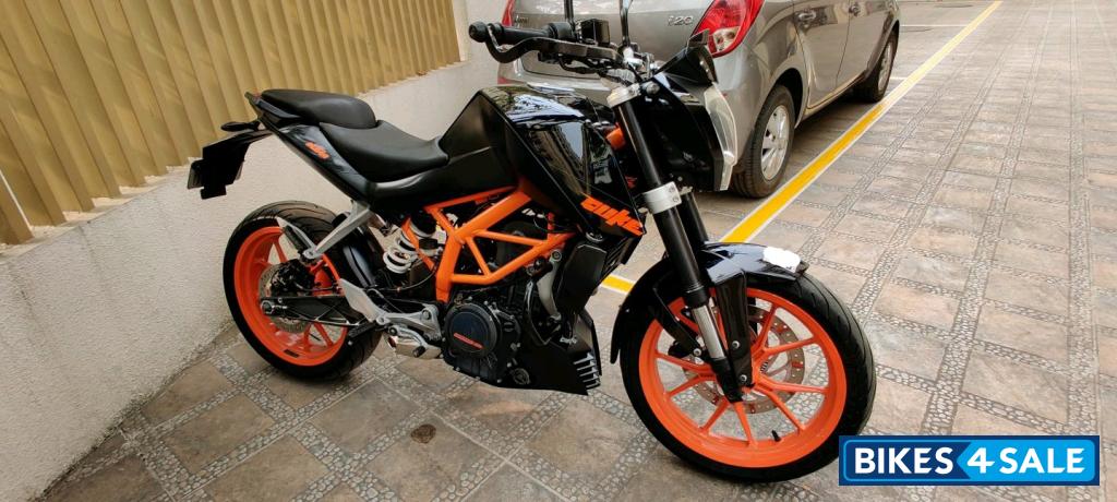 Black KTM Duke 390