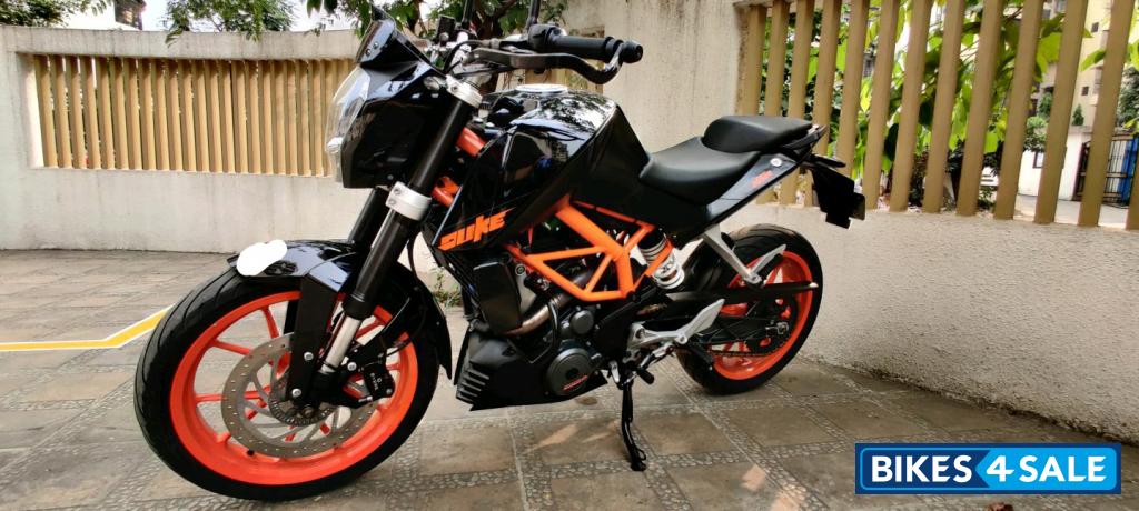 Black KTM Duke 390
