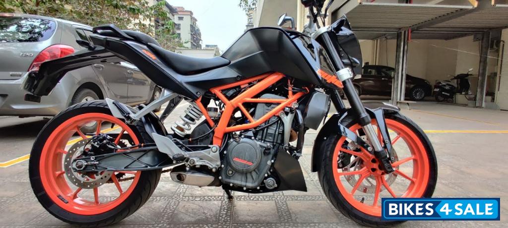 Black KTM Duke 390