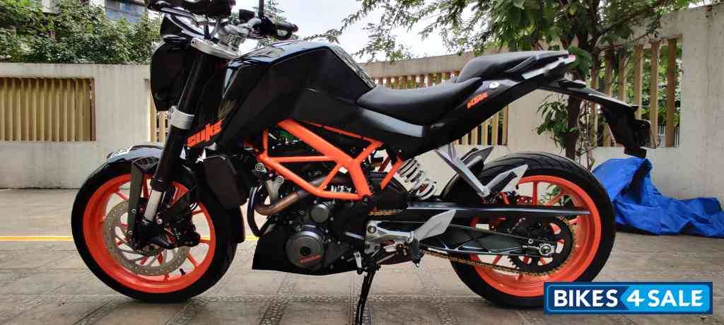 Black KTM Duke 390