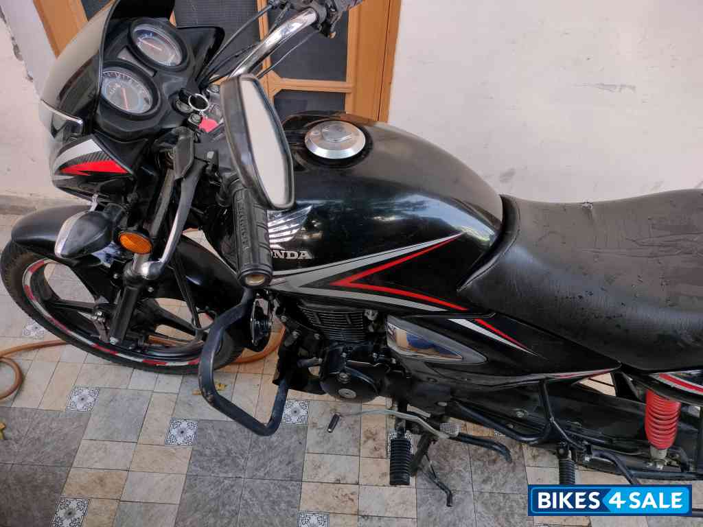 Black & Red Honda CB Shine