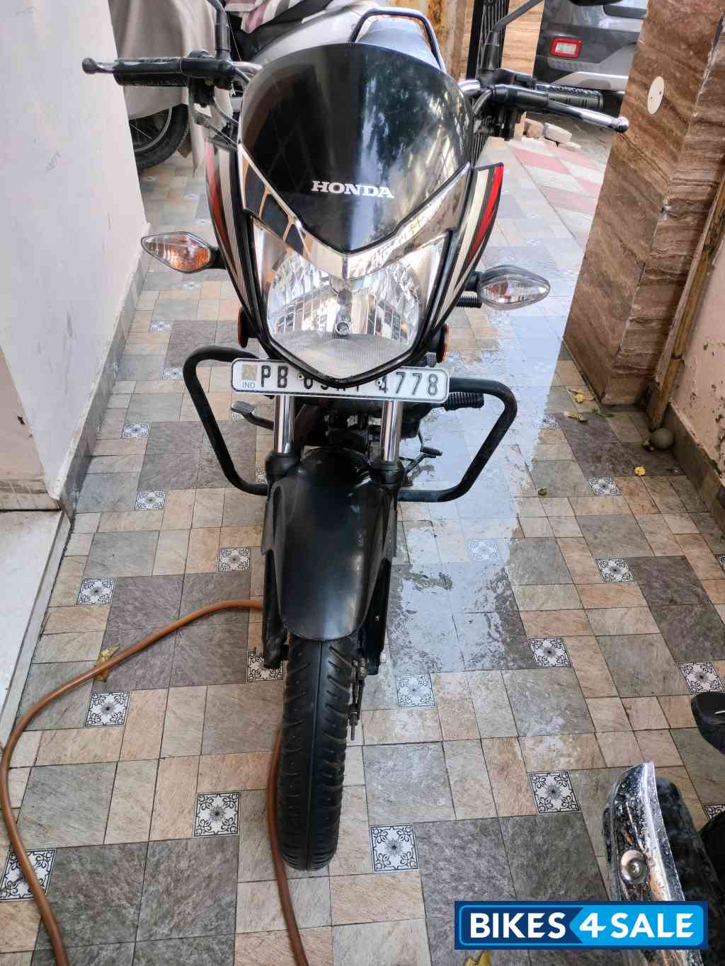 Black & Red Honda CB Shine