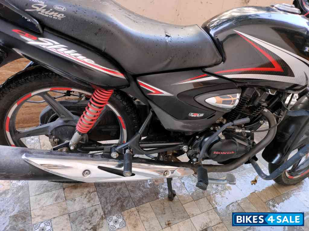 Black & Red Honda CB Shine