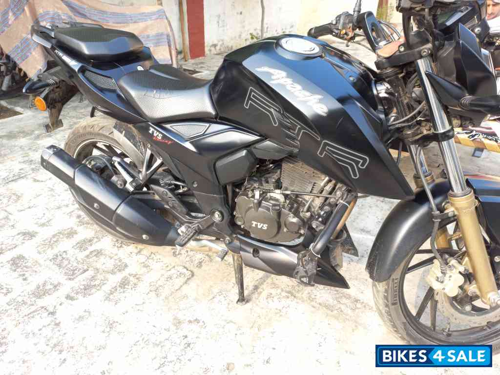 Black TVS Apache RTR 200 4V Black TVS Apache RTR 200 4V
