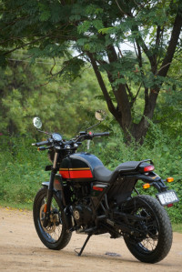 Blazing Balck Royal Enfield Scram 411