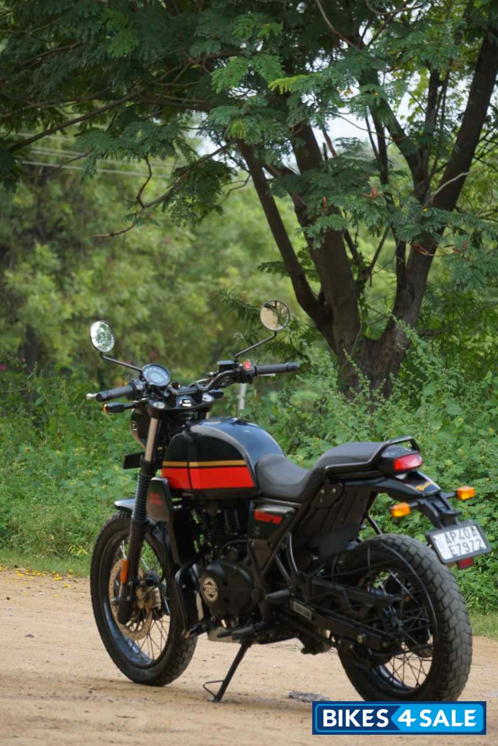 Blazing Balck Royal Enfield Scram 411