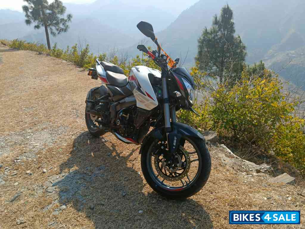 White Bajaj Pulsar NS 160 BS6