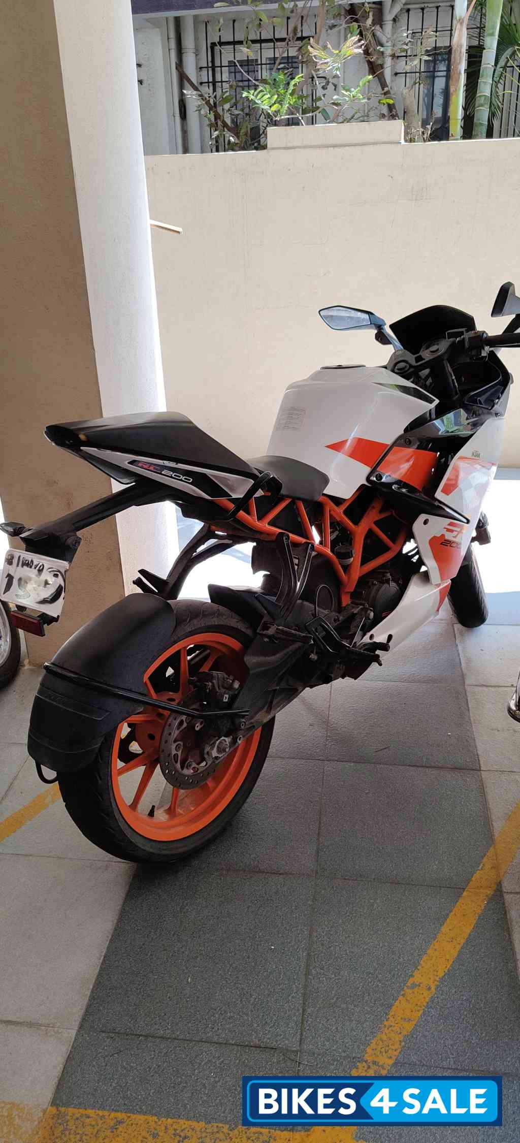 Orange KTM RC 200