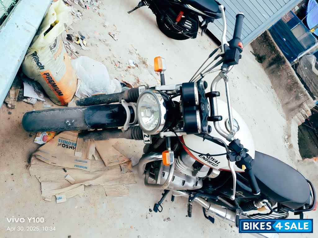 Baker Express White Royal Enfield 2023 Interceptor 650