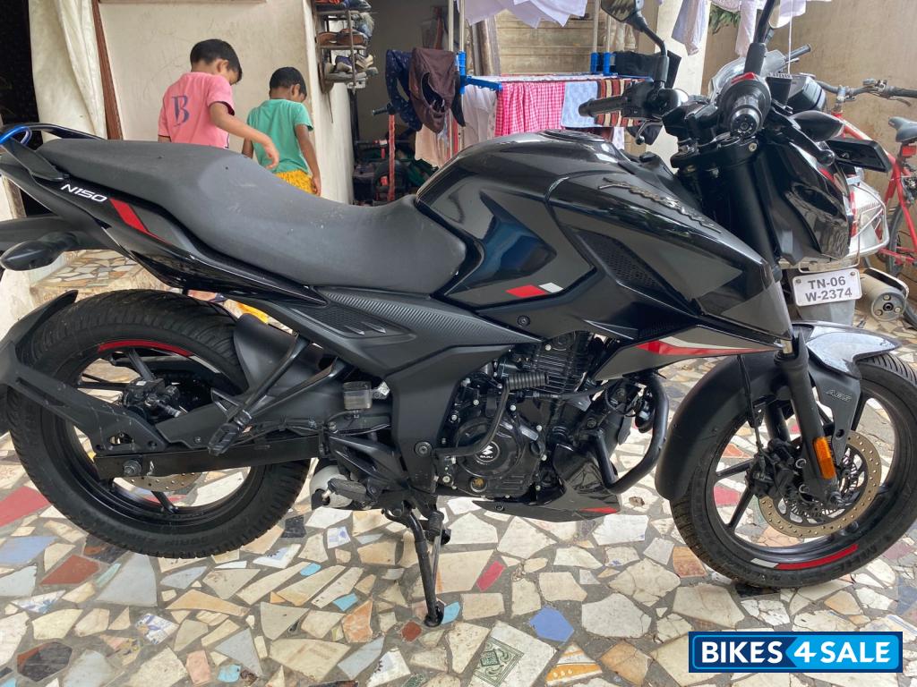 Ebony Black Met Bajaj Pulsar N150