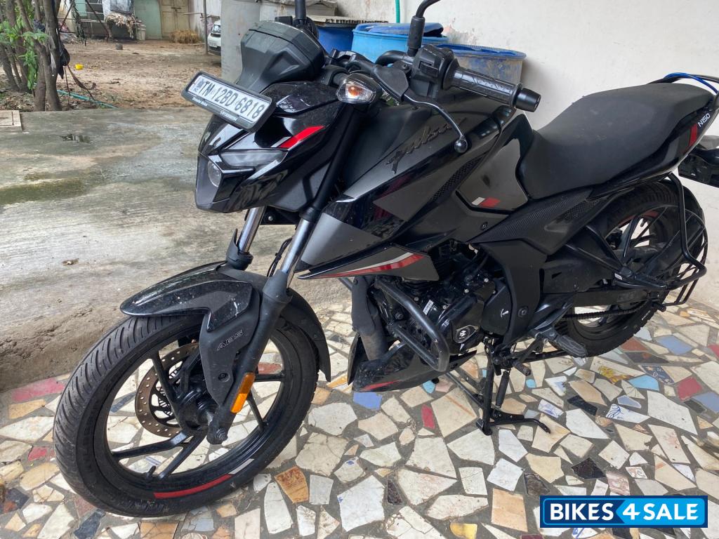Ebony Black Met Bajaj Pulsar N150