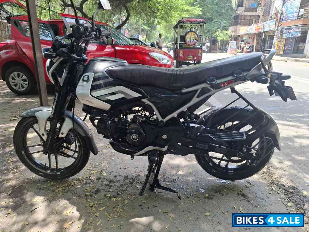 Black & Silver Bajaj Freedom 125 NG04 Disc LED